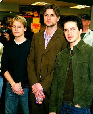 Signing-tower-records-jan-11th-2002-004.jpg