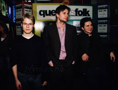 Signing-tower-records-jan-11th-2002-012.jpg