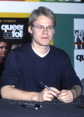 Signing-tower-records-jan-11th-2002-016.jpg