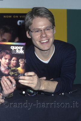 Signing-tower-records-jan-11th-2002-018.jpg
