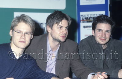 Signing-tower-records-jan-11th-2002-022.jpg