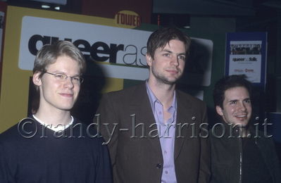Signing-tower-records-jan-11th-2002-028.jpg