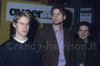 Signing-tower-records-jan-11th-2002-029.jpg