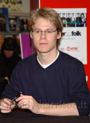 Signing-tower-records-jan-11th-2002-033.jpg