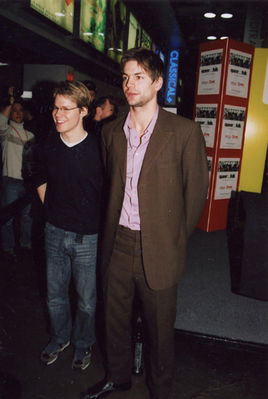 Signing-tower-records-jan-11th-2002-040.jpg
